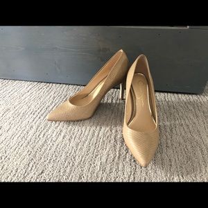 Jessica Simpson nude pumps